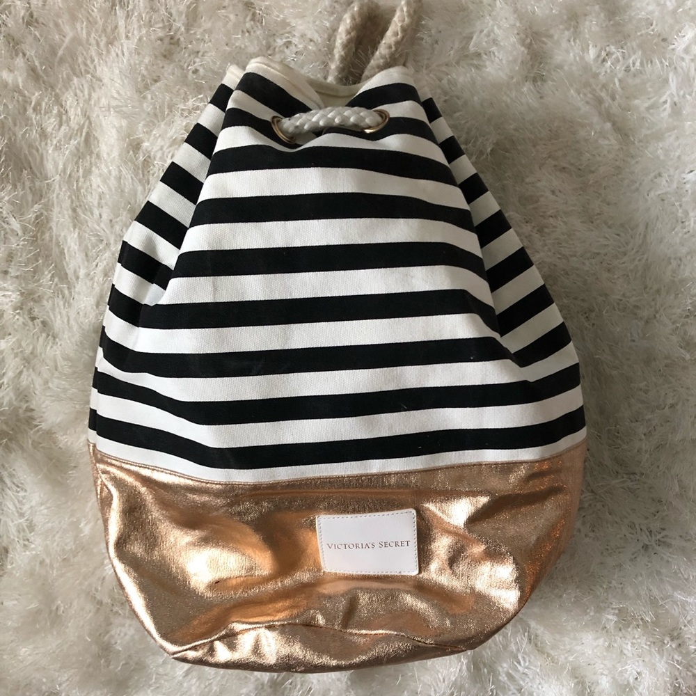 Stripped bag with gold bottom